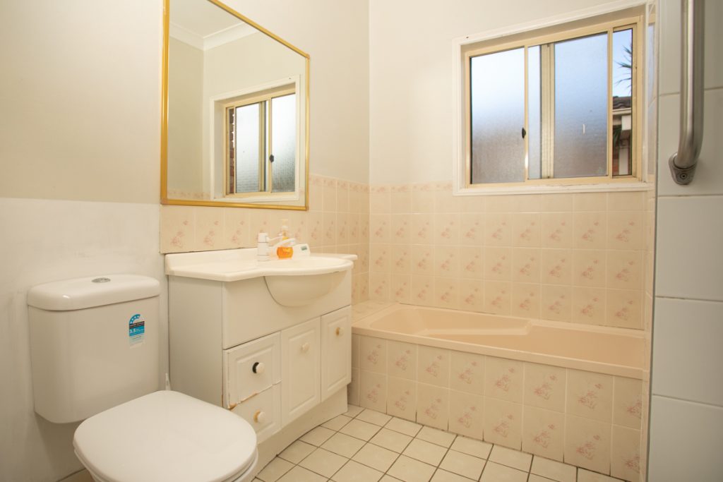 SIL030_Unit 2 Shared Bathroom (websize) -2823