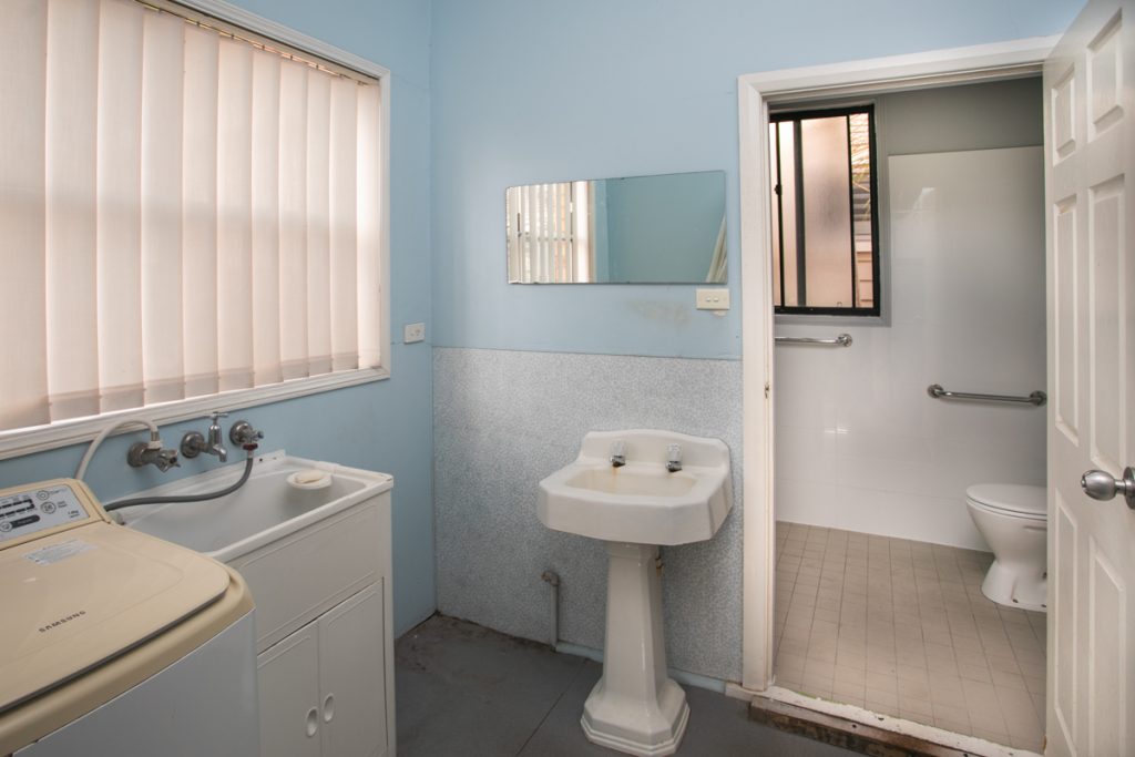 SIL030_Unit 4 Shared Bathroom (websize) -3040