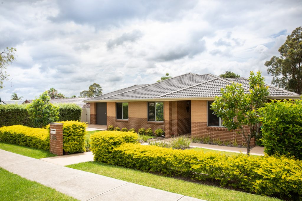 SIL009 Lurnea-LR-Front of House-4945