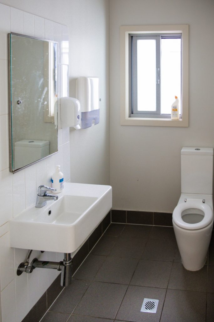 SIL009 Lurnea-LR-Room 1 Toilet-4829