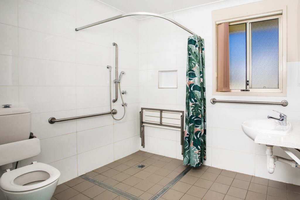 SIL013-LR-Waratah-Shared Bathroom-7923