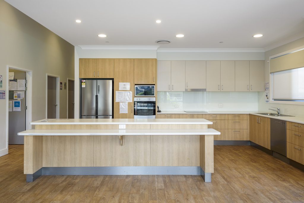 23-LR-SILL040_fern bay_shared kitchen