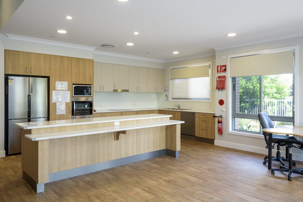 24-LR-SILL040_fern bay_shared kitchen