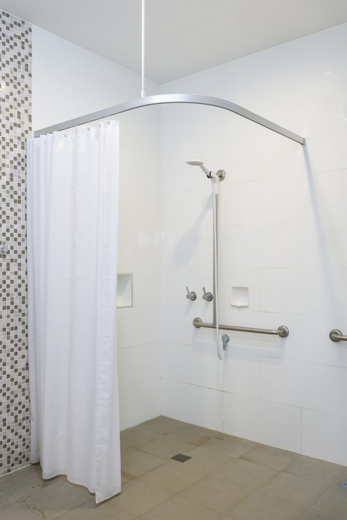 34-SILL039_LR_holmesville_shared bathroom