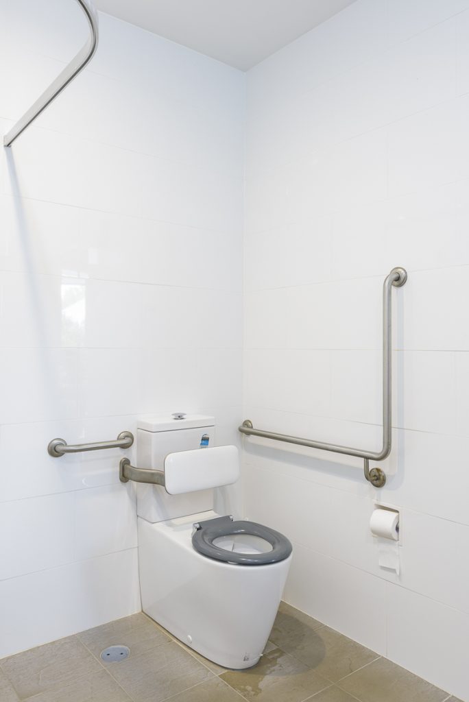 35-SILL039_LR_holmesville_shared toilets
