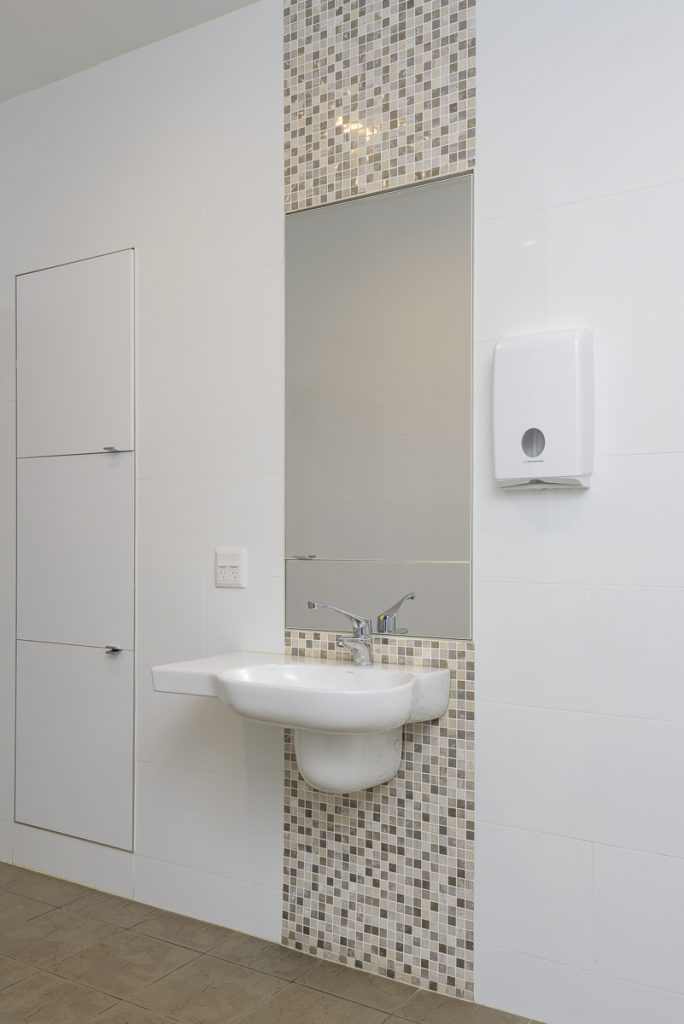 SIL036_LR_bolwarra heights_shared bathroom_4