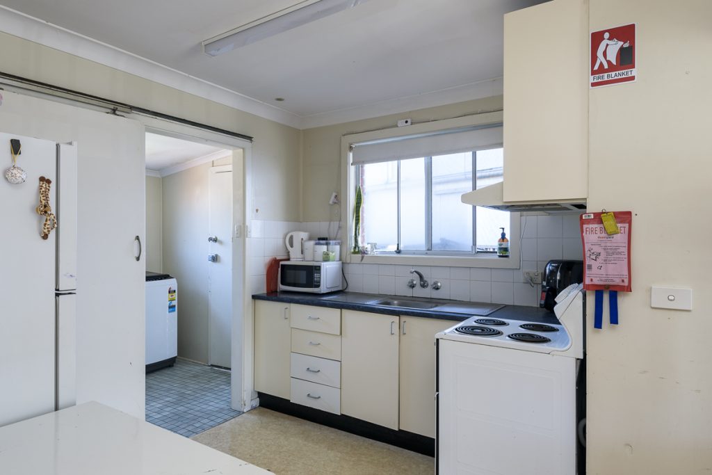 08-SIL016_LR_merewether_unit1_kitchen