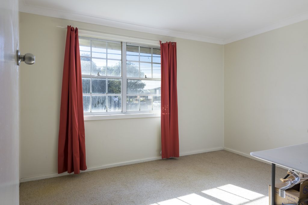 10-SIL016_LR_merewether_unit1_bedroom 2