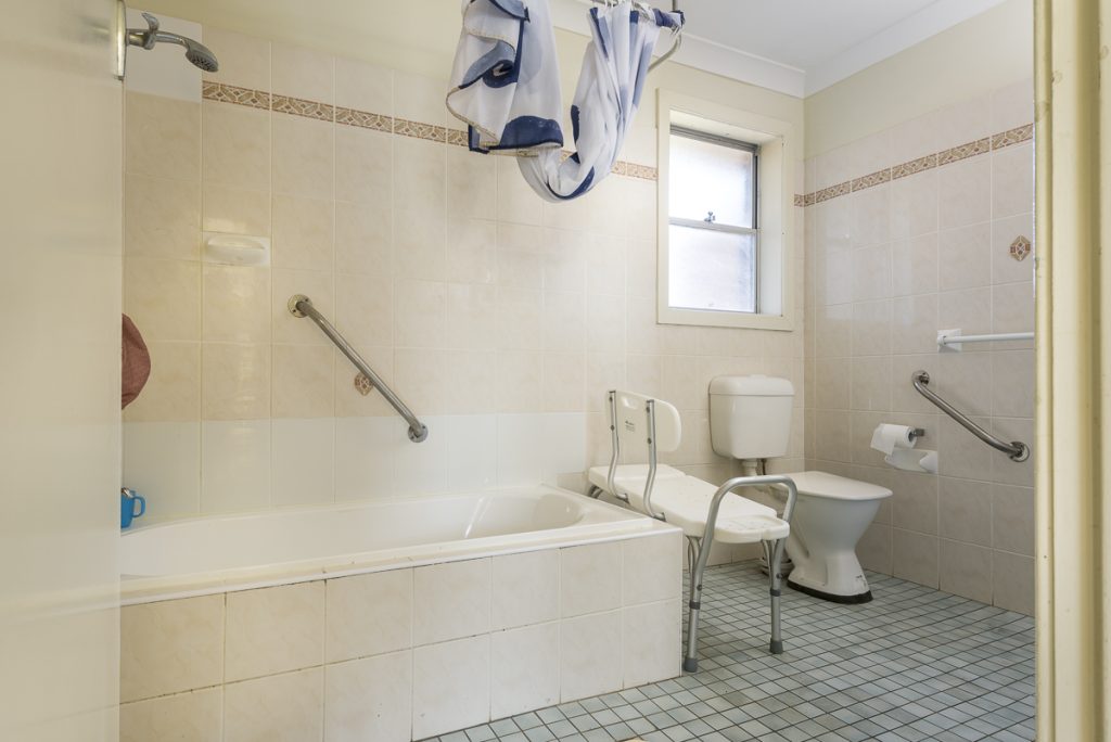 11-SIL016_LR_merewether_unit1_shared bathroom