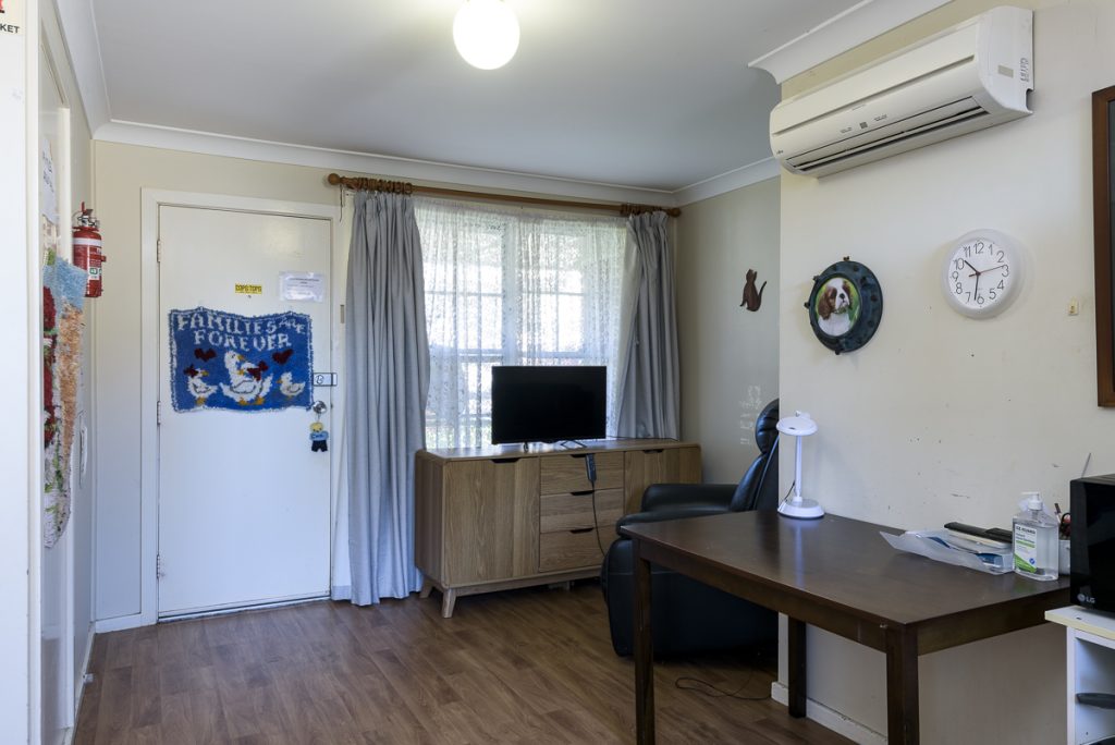 14-SIL016_LR_merewether_unit5_living room