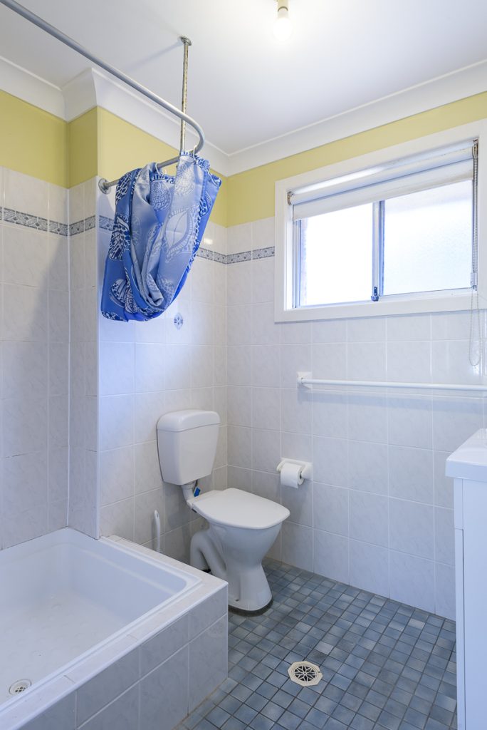 20-SIL016_LR_merewether_unit2_bathroom