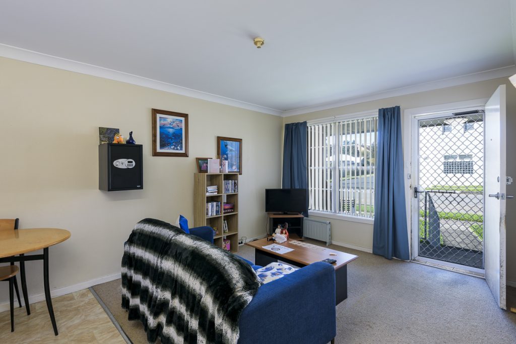 22-SIL016_LR_merewether_unit4_livingroom