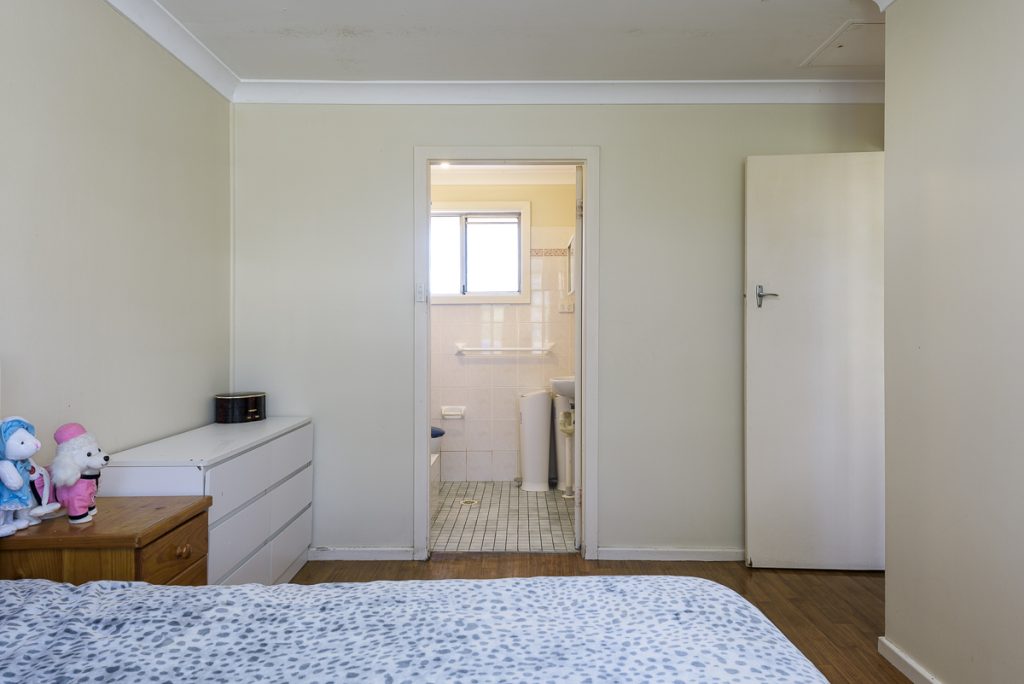 24-SIL016_LR_merewether_unit4_bedroom