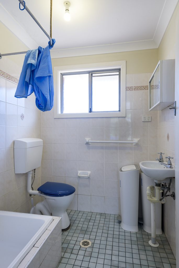25-SIL016_LR_merewether_unit_bathroom