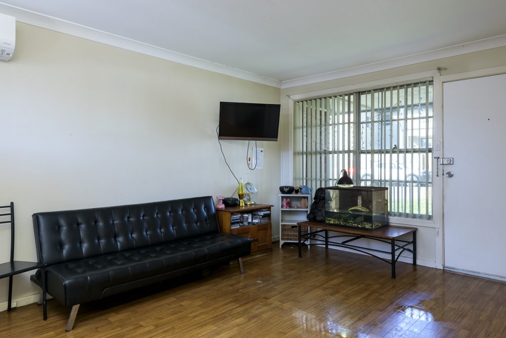 28-SIL016_LR_merewether_unit4_living room