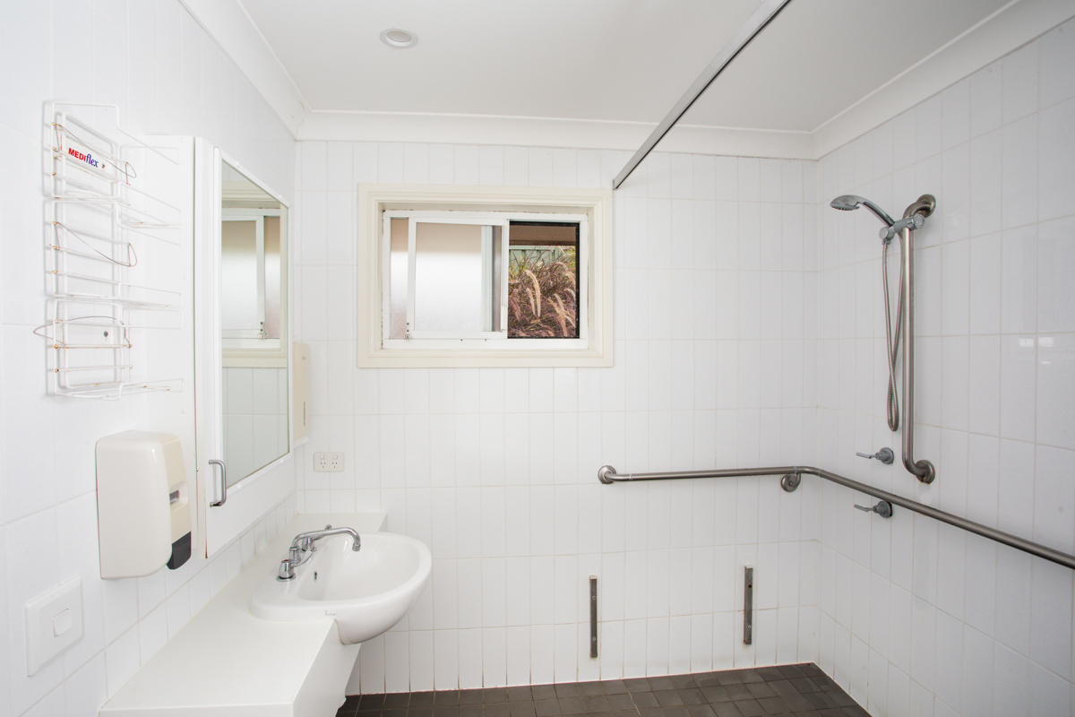 SIL028_Whitebridge_Shared Bathroom 1-8109