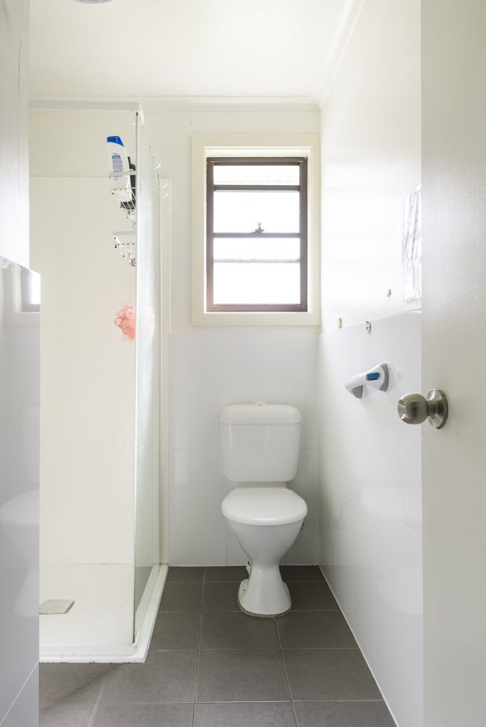 03-SILL026_LR_windale_shared bathroom