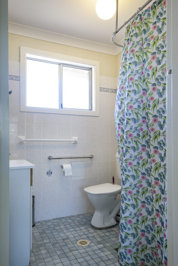 16-SIL016_LR_merewether_unit5_bathroom